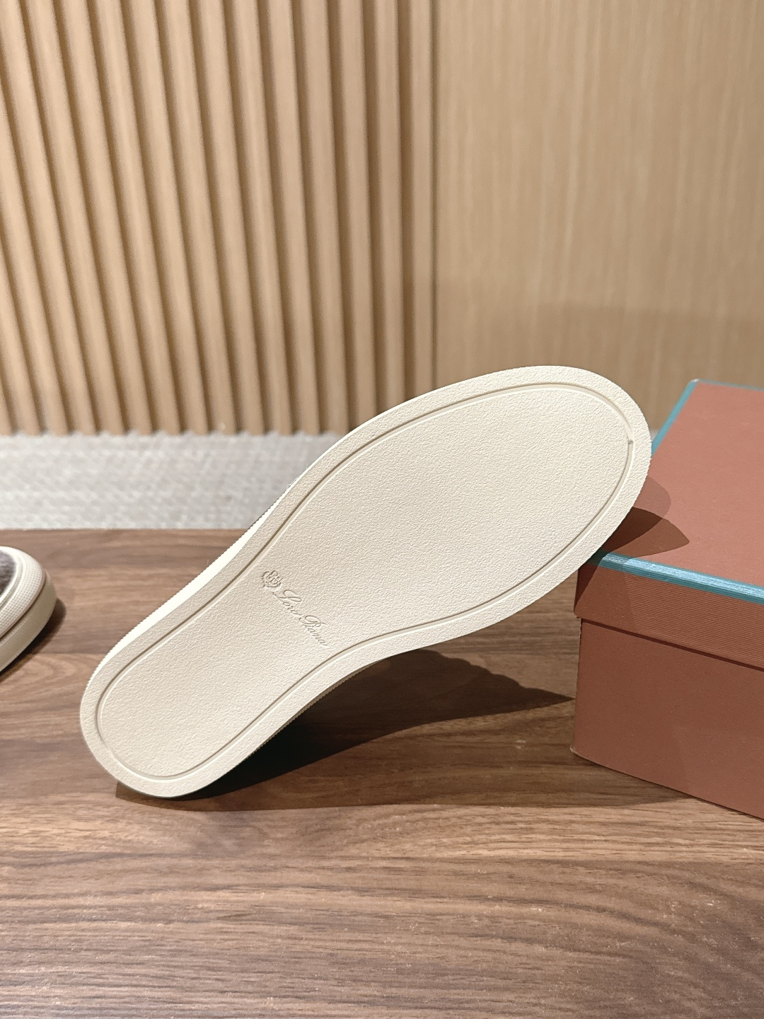 Loro Piana 诺悠翩雅早秋新款格纹系带休闲板鞋 自带松弛复古氛围感,柔和圆头包容脚型,格纹面料自带低调质感,简约 Loro Piana 诺悠翩雅早秋新款格纹系带休闲板鞋 自带松弛复古氛围感,柔和圆头包容脚型,格纹面料自带低调质感,简约
