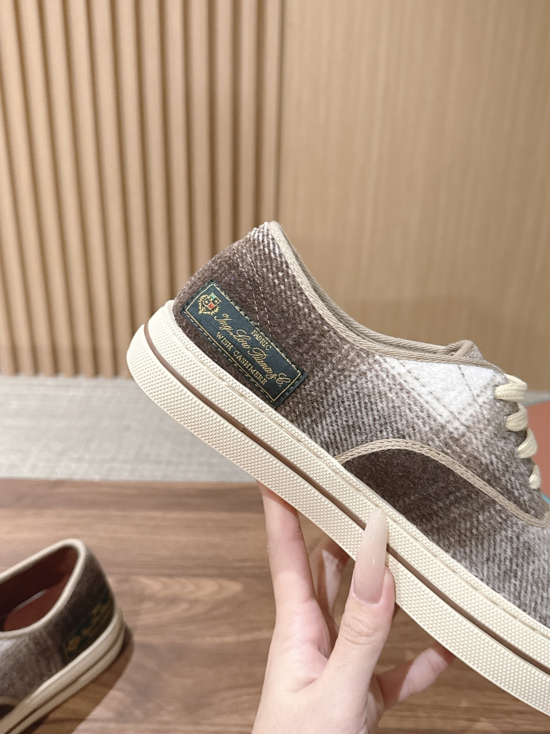Loro Piana 诺悠翩雅早秋新款格纹系带休闲板鞋 自带松弛复古氛围感,柔和圆头包容脚型,格纹面料自带低调质感,简约 Loro Piana 诺悠翩雅早秋新款格纹系带休闲板鞋 自带松弛复古氛围感,柔和圆头包容脚型,格纹面料自带低调质感,简约