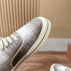 Loro Piana 诺悠翩雅早秋新款格纹系带休闲板鞋 自带松弛复古氛围感,柔和圆头包容脚型,格纹面料自带低调质感,简约 Loro Piana 诺悠翩雅早秋新款格纹系带休闲板鞋 自带松弛复古氛围感,柔和圆头包容脚型,格纹面料自带低调质感,简约