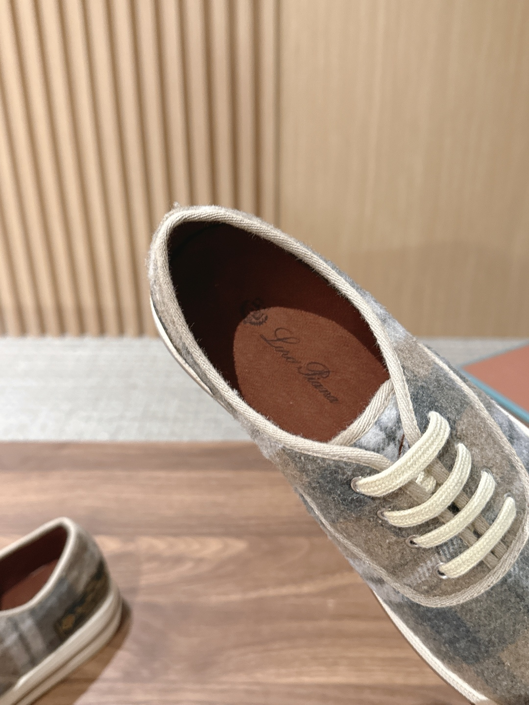 Loro Piana 诺悠翩雅早秋新款格纹系带休闲板鞋 自带松弛复古氛围感,柔和圆头包容脚型,格纹面料自带低调质感,简约 Loro Piana 诺悠翩雅早秋新款格纹系带休闲板鞋 自带松弛复古氛围感,柔和圆头包容脚型,格纹面料自带低调质感,简约