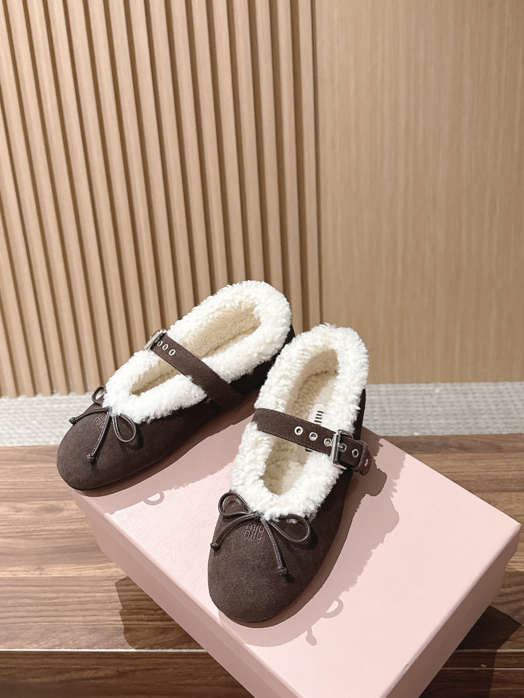 Miu Miu 缪缪26新款羊毛玛丽珍芭蕾跳舞鞋 秋冬温柔贵气天花板 MiuMiu毛绒玛丽珍 复古圆头搭配精致小蝴蝶结 Miu Miu 缪缪26新款羊毛玛丽珍芭蕾跳舞鞋 秋冬温柔贵气天花板 MiuMiu毛绒玛丽珍 复古圆头搭配精致小蝴蝶结