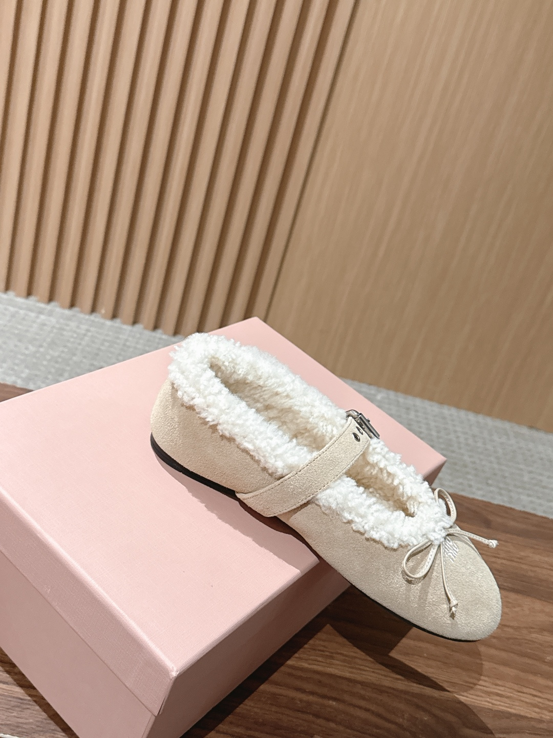 Miu Miu 缪缪26新款羊毛玛丽珍芭蕾跳舞鞋 秋冬温柔贵气天花板 MiuMiu毛绒玛丽珍 复古圆头搭配精致小蝴蝶结 Miu Miu 缪缪26新款羊毛玛丽珍芭蕾跳舞鞋 秋冬温柔贵气天花板 MiuMiu毛绒玛丽珍 复古圆头搭配精致小蝴蝶结