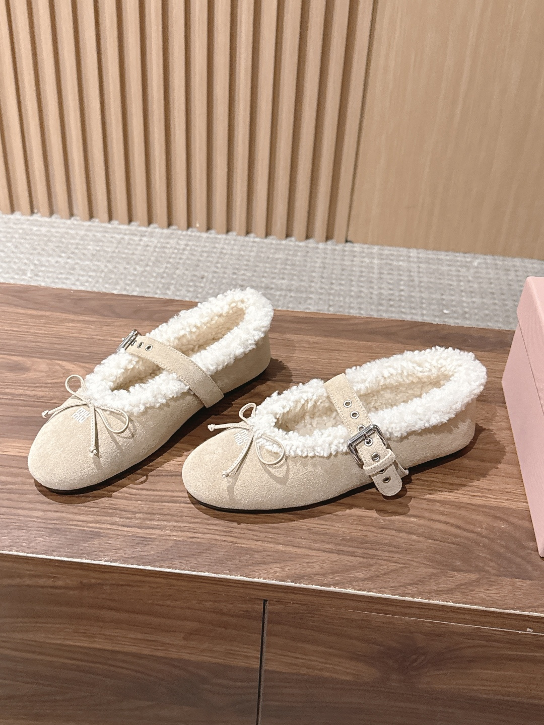 Miu Miu 缪缪26新款羊毛玛丽珍芭蕾跳舞鞋 秋冬温柔贵气天花板 MiuMiu毛绒玛丽珍 复古圆头搭配精致小蝴蝶结 Miu Miu 缪缪26新款羊毛玛丽珍芭蕾跳舞鞋 秋冬温柔贵气天花板 MiuMiu毛绒玛丽珍 复古圆头搭配精致小蝴蝶结