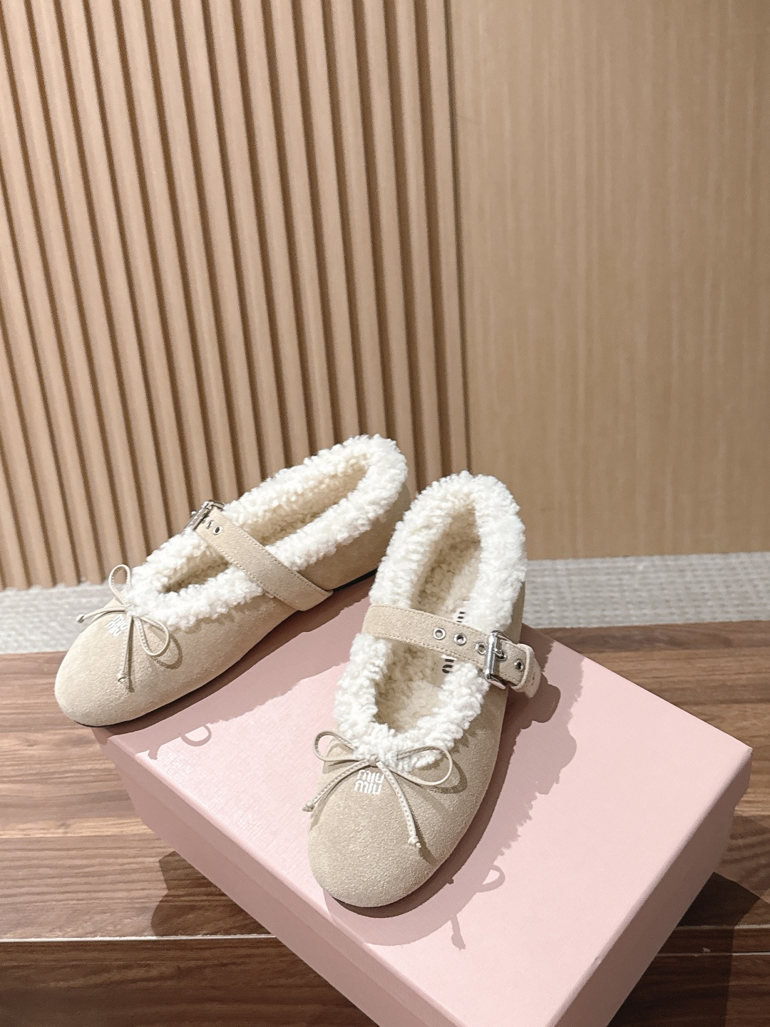 Miu Miu 缪缪26新款羊毛玛丽珍芭蕾跳舞鞋 秋冬温柔贵气天花板 MiuMiu毛绒玛丽珍 复古圆头搭配精致小蝴蝶结 Miu Miu 缪缪26新款羊毛玛丽珍芭蕾跳舞鞋 秋冬温柔贵气天花板 MiuMiu毛绒玛丽珍 复古圆头搭配精致小蝴蝶结