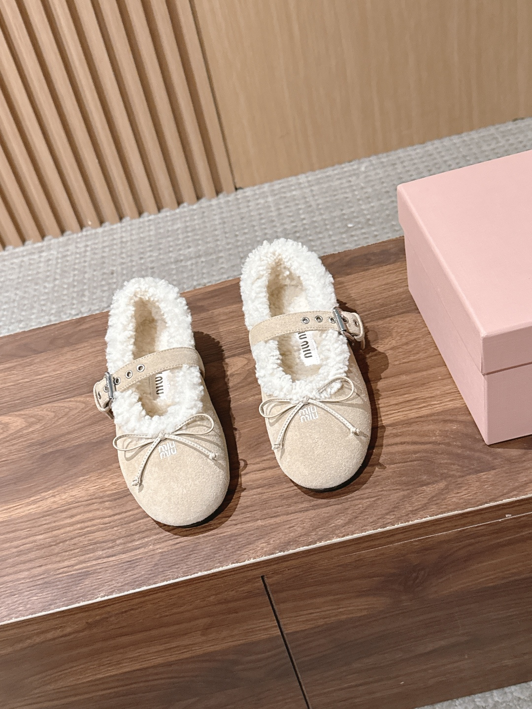 Miu Miu  缪缪26新款羊毛玛丽珍芭蕾跳舞鞋 秋冬温柔贵气天花板 MiuMiu毛绒玛丽珍 复古圆头搭配精致小蝴蝶结