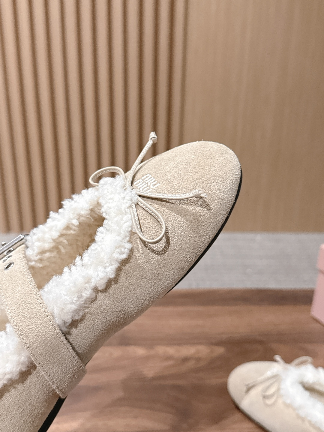 Miu Miu 缪缪26新款羊毛玛丽珍芭蕾跳舞鞋 秋冬温柔贵气天花板 MiuMiu毛绒玛丽珍 复古圆头搭配精致小蝴蝶结 Miu Miu 缪缪26新款羊毛玛丽珍芭蕾跳舞鞋 秋冬温柔贵气天花板 MiuMiu毛绒玛丽珍 复古圆头搭配精致小蝴蝶结