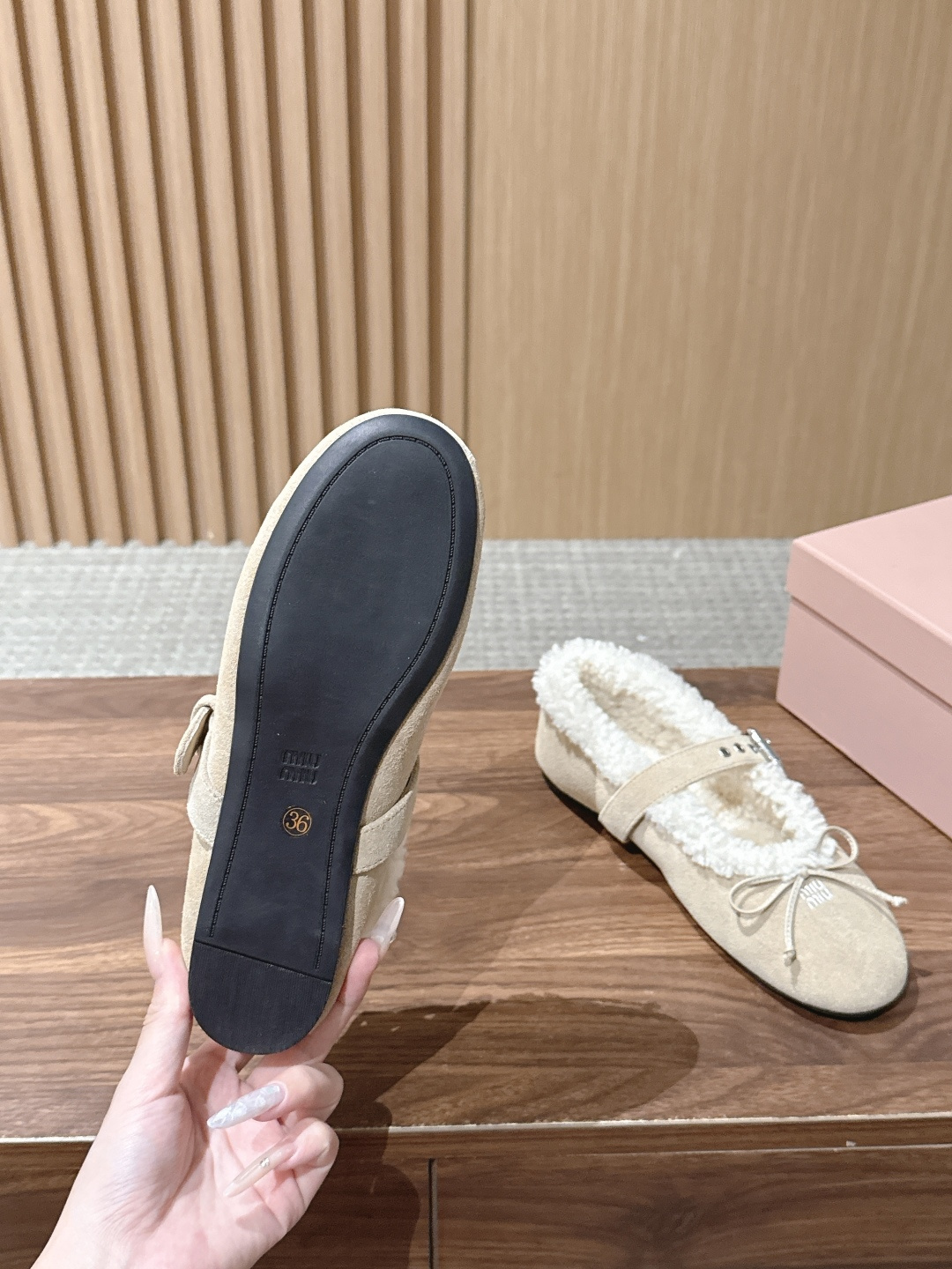 Miu Miu 缪缪26新款羊毛玛丽珍芭蕾跳舞鞋 秋冬温柔贵气天花板 MiuMiu毛绒玛丽珍 复古圆头搭配精致小蝴蝶结 Miu Miu 缪缪26新款羊毛玛丽珍芭蕾跳舞鞋 秋冬温柔贵气天花板 MiuMiu毛绒玛丽珍 复古圆头搭配精致小蝴蝶结