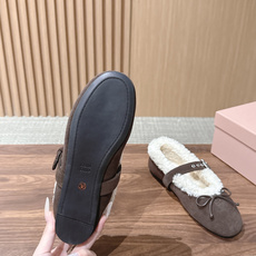 Miu Miu 缪缪26新款羊毛玛丽珍芭蕾跳舞鞋 秋冬温柔贵气天花板 MiuMiu毛绒玛丽珍 复古圆头搭配精致小蝴蝶结 Miu Miu 缪缪26新款羊毛玛丽珍芭蕾跳舞鞋 秋冬温柔贵气天花板 MiuMiu毛绒玛丽珍 复古圆头搭配精致小蝴蝶结