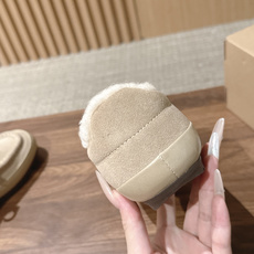 UGG 油叽叽2026秋冬新款毛毛流苏蝴蝶结包子鞋 把我拿捏住了 谁能拒绝冬天的毛绒绒啊!! 软乎乎的设计 把“可爱”和 UGG 油叽叽2026秋冬新款毛毛流苏蝴蝶结包子鞋 把我拿捏住了 谁能拒绝冬天的毛绒绒啊!! 软乎乎的设计 把“可爱”和
