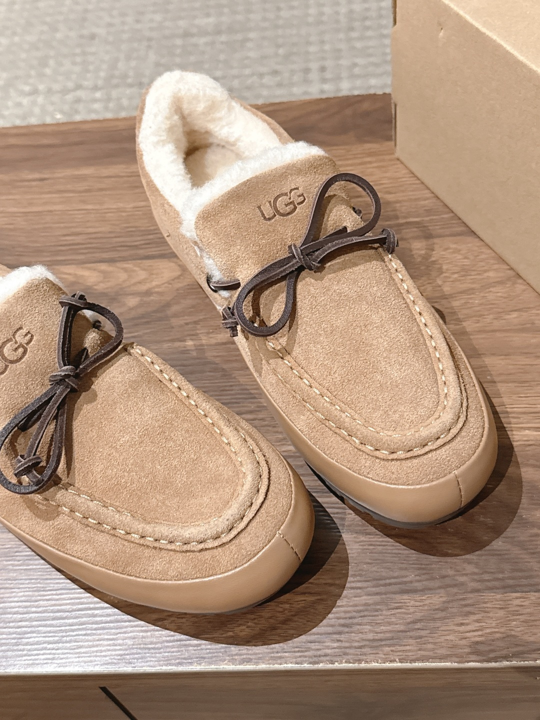UGG 油叽叽2026秋冬新款毛毛流苏蝴蝶结包子鞋 把我拿捏住了 谁能拒绝冬天的毛绒绒啊!! 软乎乎的设计 把“可爱”和 UGG 油叽叽2026秋冬新款毛毛流苏蝴蝶结包子鞋 把我拿捏住了 谁能拒绝冬天的毛绒绒啊!! 软乎乎的设计 把“可爱”和