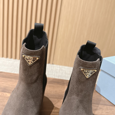 PRADA 普拉达经典款三角标烟管靴 切尔西裸靴 这两年三角标系列产品可谓是风靡整个鞋圈 这款鞋真的是很耐看越看越喜欢! PRADA 普拉达经典款三角标烟管靴 切尔西裸靴 这两年三角标系列产品可谓是风靡整个鞋圈 这款鞋真的是很耐看越看越喜欢!