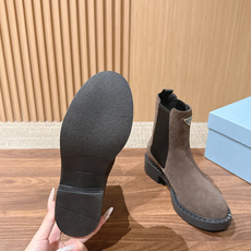 PRADA 普拉达经典款三角标烟管靴 切尔西裸靴 这两年三角标系列产品可谓是风靡整个鞋圈 这款鞋真的是很耐看越看越喜欢! PRADA 普拉达经典款三角标烟管靴 切尔西裸靴 这两年三角标系列产品可谓是风靡整个鞋圈 这款鞋真的是很耐看越看越喜欢!