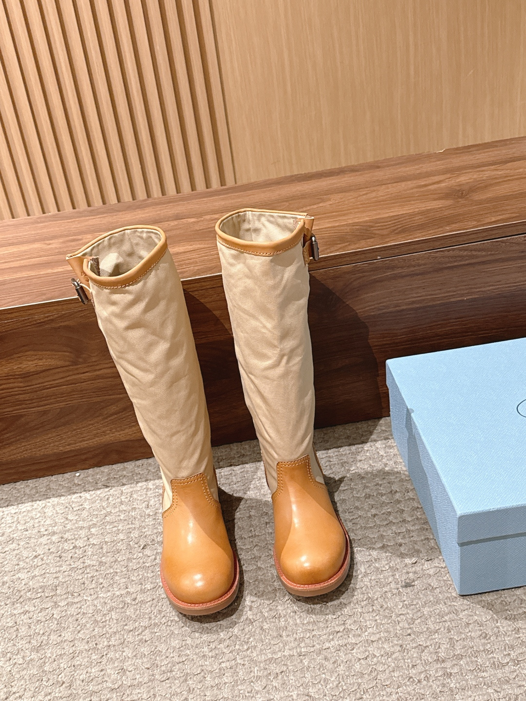 Prada·普拉达布面/长靴，秋冬新品皱皱靴 骑士靴 机车靴野蛮生长」碾碎精致套路，油蜡皮揉出褶皱野心 金属扣锁住反精致