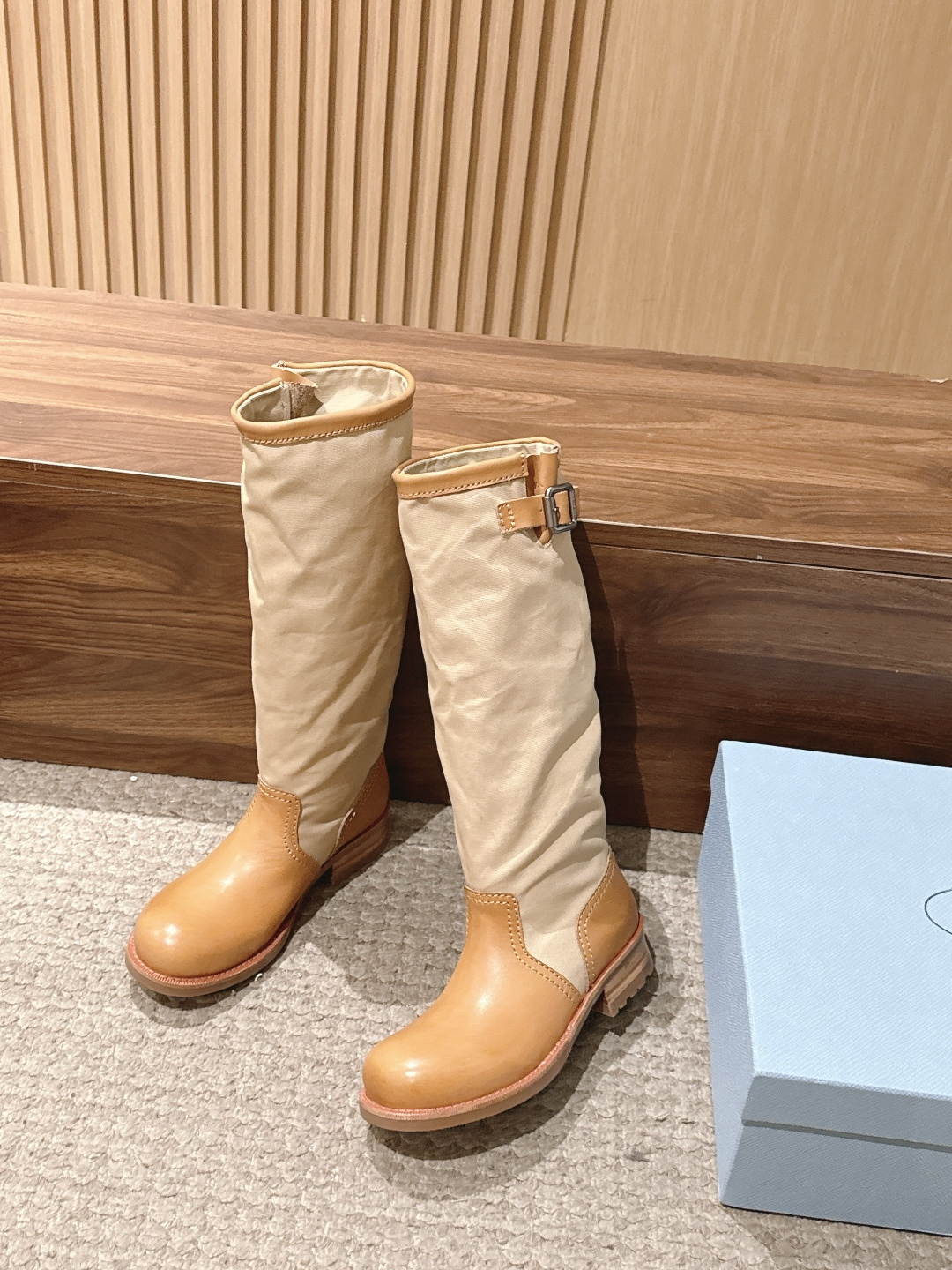 Prada·普拉达布面/长靴,秋冬新品皱皱靴 骑士靴 机车靴野蛮生长」碾碎精致套路,油蜡皮揉出褶皱野心 金属扣锁住反精致 Prada·普拉达布面/长靴,秋冬新品皱皱靴 骑士靴 机车靴野蛮生长」碾碎精致套路,油蜡皮揉出褶皱野心 金属扣锁住反精致