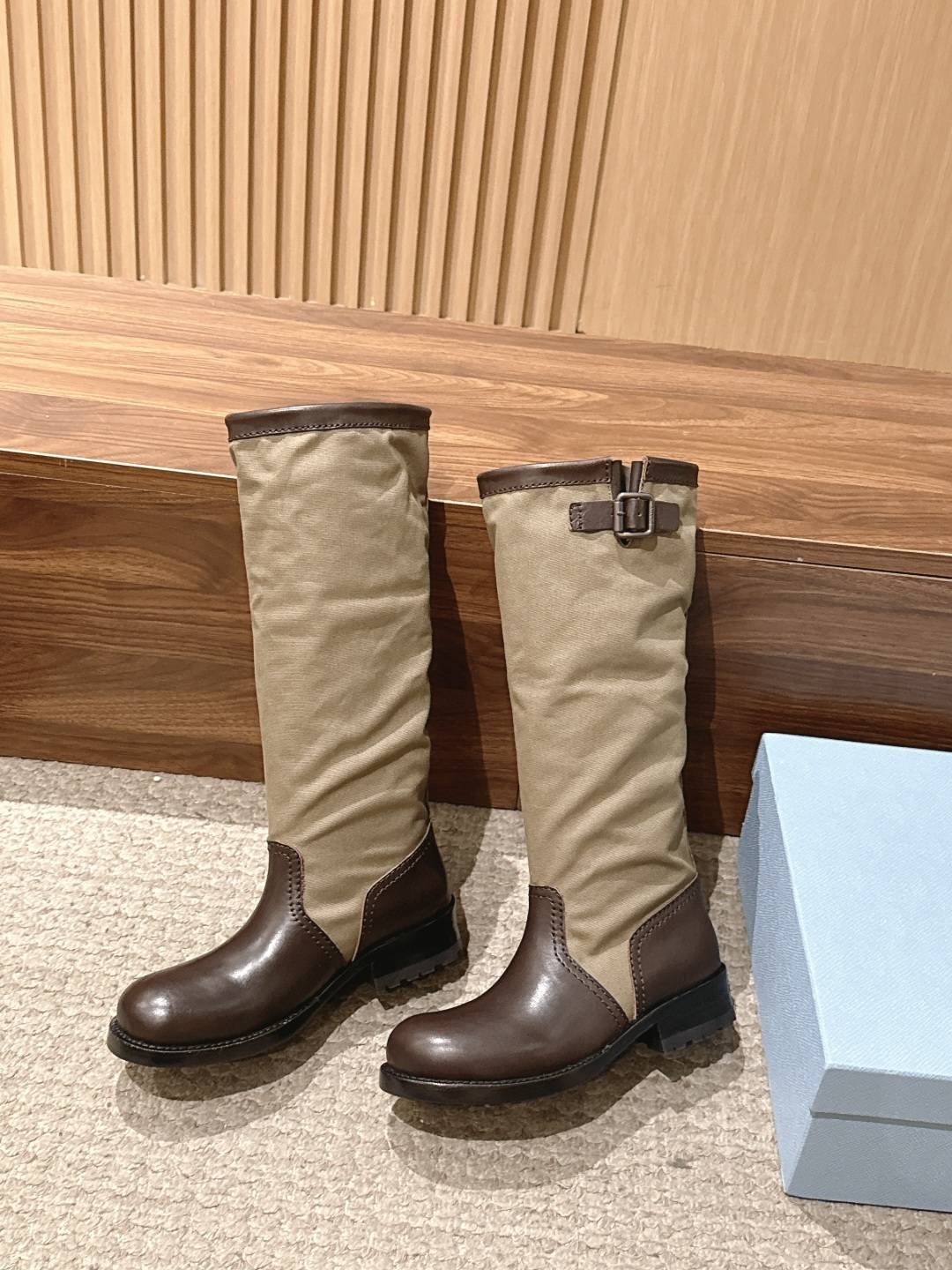 Prada·普拉达布面/长靴,秋冬新品皱皱靴 骑士靴 机车靴野蛮生长」碾碎精致套路,油蜡皮揉出褶皱野心 金属扣锁住反精致 Prada·普拉达布面/长靴,秋冬新品皱皱靴 骑士靴 机车靴野蛮生长」碾碎精致套路,油蜡皮揉出褶皱野心 金属扣锁住反精致