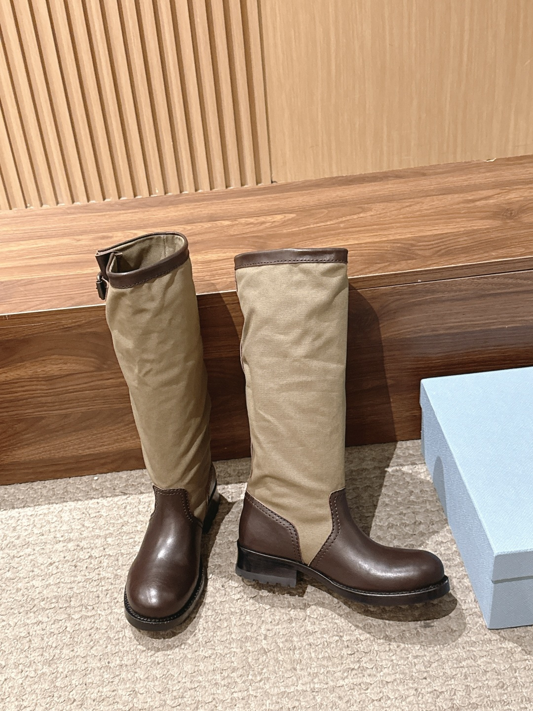 Prada·普拉达布面/长靴,秋冬新品皱皱靴 骑士靴 机车靴野蛮生长」碾碎精致套路,油蜡皮揉出褶皱野心 金属扣锁住反精致 Prada·普拉达布面/长靴,秋冬新品皱皱靴 骑士靴 机车靴野蛮生长」碾碎精致套路,油蜡皮揉出褶皱野心 金属扣锁住反精致