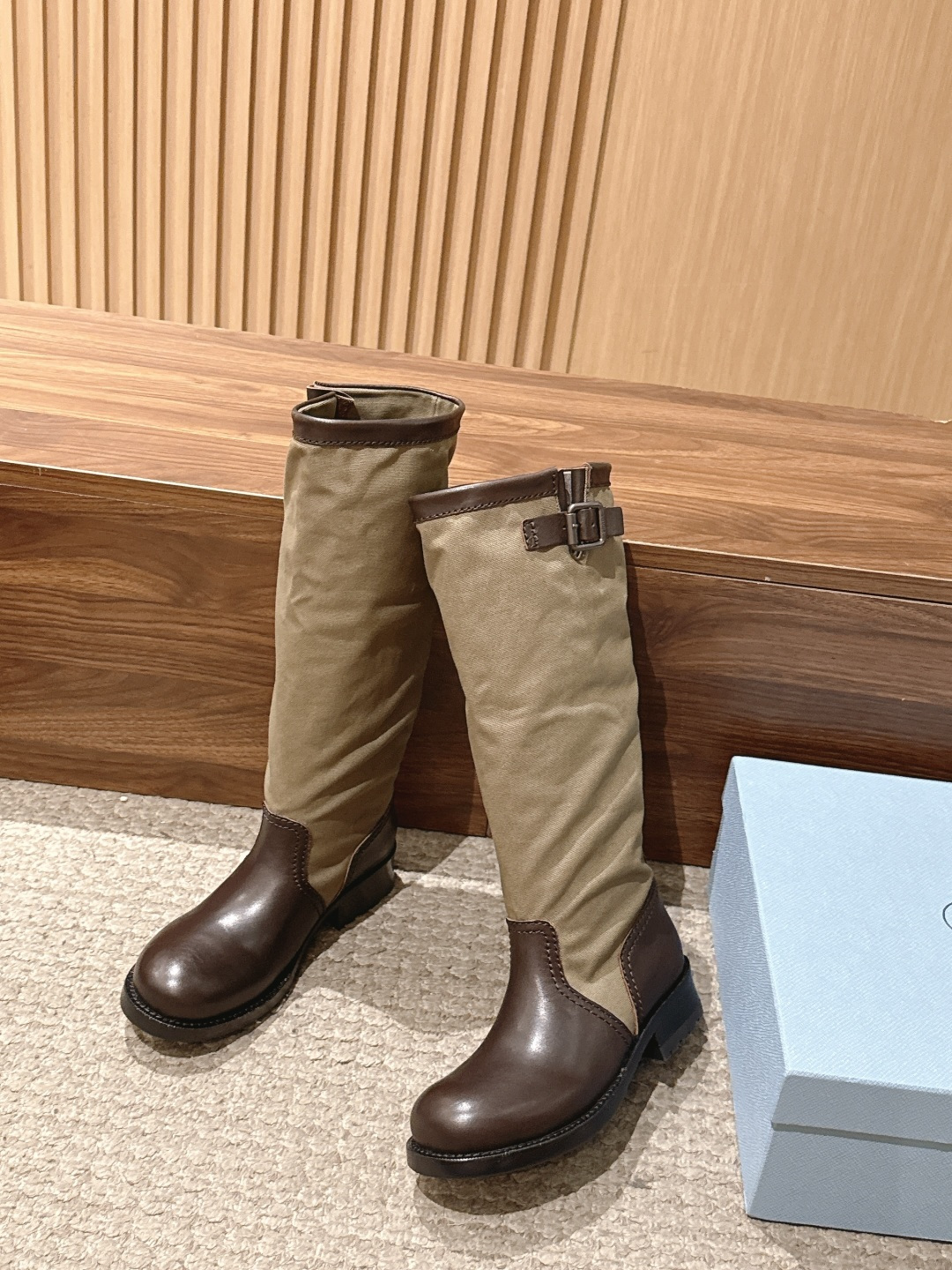 Prada·普拉达布面/长靴,秋冬新品皱皱靴 骑士靴 机车靴野蛮生长」碾碎精致套路,油蜡皮揉出褶皱野心 金属扣锁住反精致 Prada·普拉达布面/长靴,秋冬新品皱皱靴 骑士靴 机车靴野蛮生长」碾碎精致套路,油蜡皮揉出褶皱野心 金属扣锁住反精致