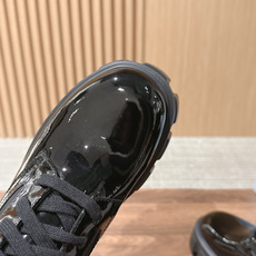 PRADA 普拉达 全网最热的卖包包靴就在这里啦!常青款不过时❤️配上袜子真的万能穿搭方式,可正式可休闲,文艺时髦又复古 PRADA 普拉达 全网最热的卖包包靴就在这里啦!常青款不过时❤️配上袜子真的万能穿搭方式,可正式可休闲,文艺时髦又复古