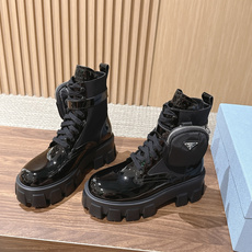 PRADA 普拉达 全网最热的卖包包靴就在这里啦!常青款不过时❤️配上袜子真的万能穿搭方式,可正式可休闲,文艺时髦又复古 PRADA 普拉达 全网最热的卖包包靴就在这里啦!常青款不过时❤️配上袜子真的万能穿搭方式,可正式可休闲,文艺时髦又复古