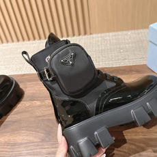 PRADA 普拉达 全网最热的卖包包靴就在这里啦!常青款不过时❤️配上袜子真的万能穿搭方式,可正式可休闲,文艺时髦又复古 PRADA 普拉达 全网最热的卖包包靴就在这里啦!常青款不过时❤️配上袜子真的万能穿搭方式,可正式可休闲,文艺时髦又复古