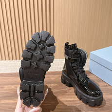 PRADA 普拉达 全网最热的卖包包靴就在这里啦!常青款不过时❤️配上袜子真的万能穿搭方式,可正式可休闲,文艺时髦又复古 PRADA 普拉达 全网最热的卖包包靴就在这里啦!常青款不过时❤️配上袜子真的万能穿搭方式,可正式可休闲,文艺时髦又复古