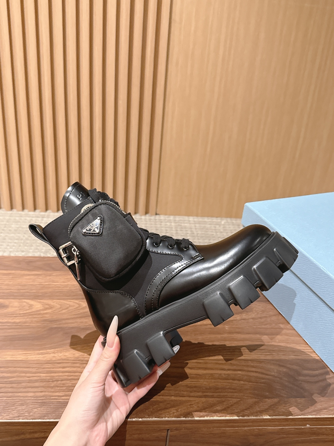 PRADA 普拉达 全网最热的卖包包靴就在这里啦!常青款不过时❤️配上袜子真的万能穿搭方式,可正式可休闲,文艺时髦又复古 PRADA 普拉达 全网最热的卖包包靴就在这里啦!常青款不过时❤️配上袜子真的万能穿搭方式,可正式可休闲,文艺时髦又复古
