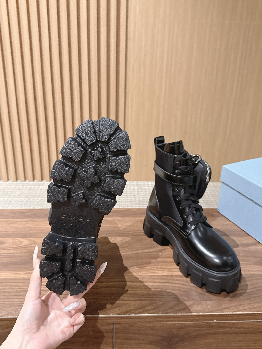 PRADA 普拉达 全网最热的卖包包靴就在这里啦!常青款不过时❤️配上袜子真的万能穿搭方式,可正式可休闲,文艺时髦又复古 PRADA 普拉达 全网最热的卖包包靴就在这里啦!常青款不过时❤️配上袜子真的万能穿搭方式,可正式可休闲,文艺时髦又复古