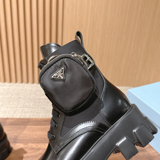 PRADA 普拉达 全网最热的卖包包靴就在这里啦!常青款不过时❤️配上袜子真的万能穿搭方式,可正式可休闲,文艺时髦又复古 PRADA 普拉达 全网最热的卖包包靴就在这里啦!常青款不过时❤️配上袜子真的万能穿搭方式,可正式可休闲,文艺时髦又复古