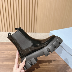 PRADA# 普拉达经典款三角标厚底靴 切尔西裸靴 这两年三角标系列产品可谓是风靡整个鞋圈 这款鞋真的是很耐看越看越喜欢 PRADA# 普拉达经典款三角标厚底靴 切尔西裸靴 这两年三角标系列产品可谓是风靡整个鞋圈 这款鞋真的是很耐看越看越喜欢