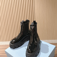 PRADA# 普拉达经典款三角标厚底靴 切尔西裸靴 这两年三角标系列产品可谓是风靡整个鞋圈 这款鞋真的是很耐看越看越喜欢 PRADA# 普拉达经典款三角标厚底靴 切尔西裸靴 这两年三角标系列产品可谓是风靡整个鞋圈 这款鞋真的是很耐看越看越喜欢