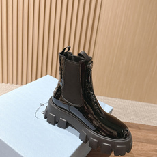 PRADA# 普拉达经典款三角标厚底靴 切尔西裸靴 这两年三角标系列产品可谓是风靡整个鞋圈 这款鞋真的是很耐看越看越喜欢 PRADA# 普拉达经典款三角标厚底靴 切尔西裸靴 这两年三角标系列产品可谓是风靡整个鞋圈 这款鞋真的是很耐看越看越喜欢