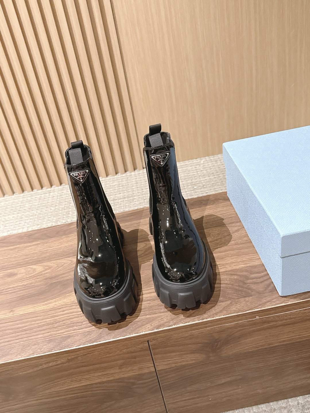 PRADA# 普拉达经典款三角标厚底靴 切尔西裸靴 这两年三角标系列产品可谓是风靡整个鞋圈 这款鞋真的是很耐看越看越喜欢