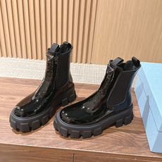 PRADA# 普拉达经典款三角标厚底靴 切尔西裸靴 这两年三角标系列产品可谓是风靡整个鞋圈 这款鞋真的是很耐看越看越喜欢 PRADA# 普拉达经典款三角标厚底靴 切尔西裸靴 这两年三角标系列产品可谓是风靡整个鞋圈 这款鞋真的是很耐看越看越喜欢
