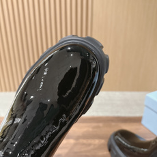 PRADA# 普拉达经典款三角标厚底靴 切尔西裸靴 这两年三角标系列产品可谓是风靡整个鞋圈 这款鞋真的是很耐看越看越喜欢 PRADA# 普拉达经典款三角标厚底靴 切尔西裸靴 这两年三角标系列产品可谓是风靡整个鞋圈 这款鞋真的是很耐看越看越喜欢