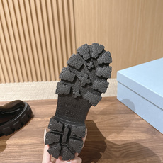 PRADA# 普拉达经典款三角标厚底靴 切尔西裸靴 这两年三角标系列产品可谓是风靡整个鞋圈 这款鞋真的是很耐看越看越喜欢 PRADA# 普拉达经典款三角标厚底靴 切尔西裸靴 这两年三角标系列产品可谓是风靡整个鞋圈 这款鞋真的是很耐看越看越喜欢