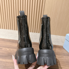 PRADA# 普拉达经典款三角标厚底靴 切尔西裸靴 这两年三角标系列产品可谓是风靡整个鞋圈 这款鞋真的是很耐看越看越喜欢 PRADA# 普拉达经典款三角标厚底靴 切尔西裸靴 这两年三角标系列产品可谓是风靡整个鞋圈 这款鞋真的是很耐看越看越喜欢