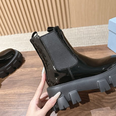 PRADA# 普拉达经典款三角标厚底靴 切尔西裸靴 这两年三角标系列产品可谓是风靡整个鞋圈 这款鞋真的是很耐看越看越喜欢 PRADA# 普拉达经典款三角标厚底靴 切尔西裸靴 这两年三角标系列产品可谓是风靡整个鞋圈 这款鞋真的是很耐看越看越喜欢
