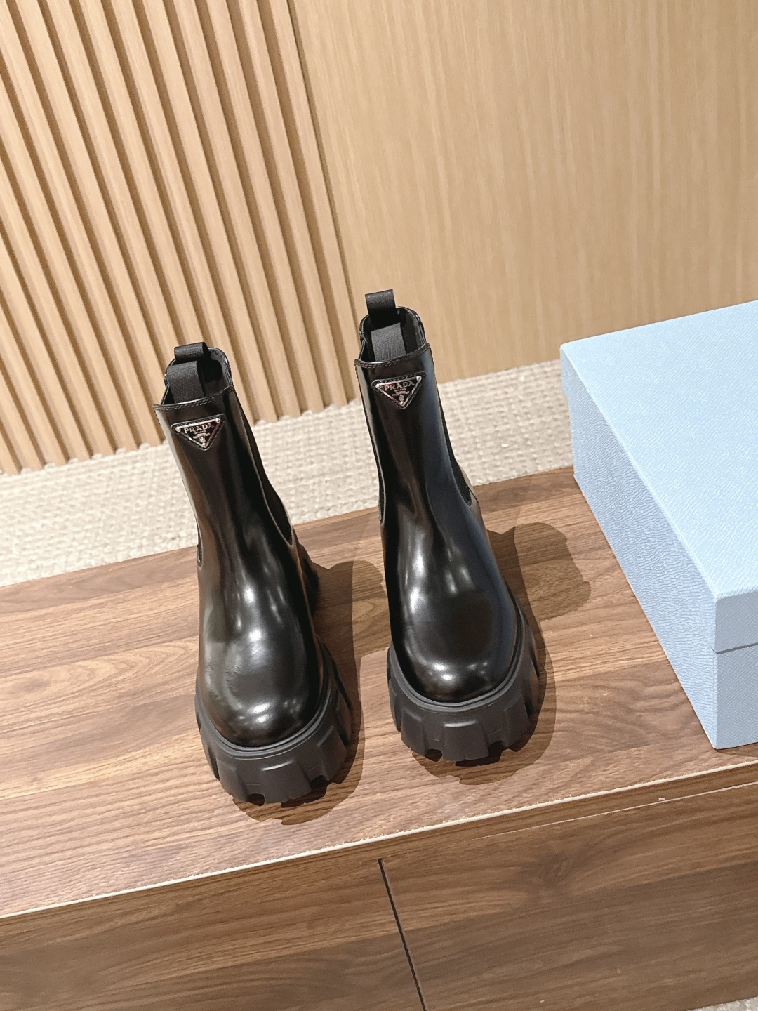PRADA# 普拉达经典款三角标厚底靴 切尔西裸靴 这两年三角标系列产品可谓是风靡整个鞋圈 这款鞋真的是很耐看越看越喜欢
