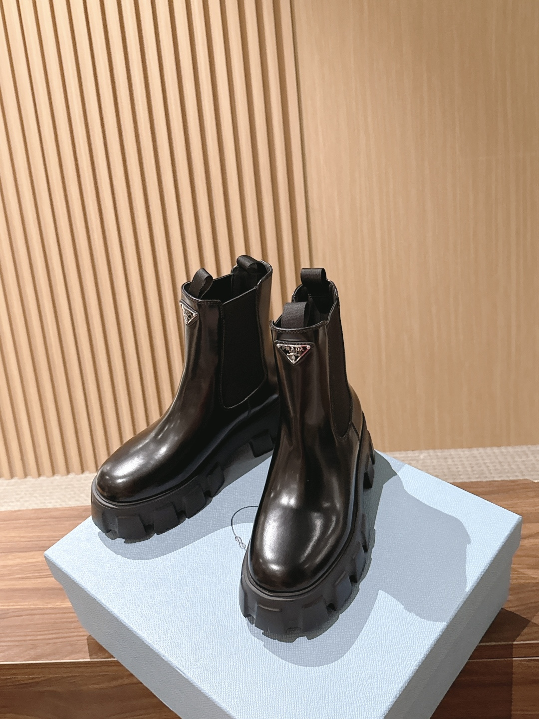 PRADA# 普拉达经典款三角标厚底靴 切尔西裸靴 这两年三角标系列产品可谓是风靡整个鞋圈 这款鞋真的是很耐看越看越喜欢