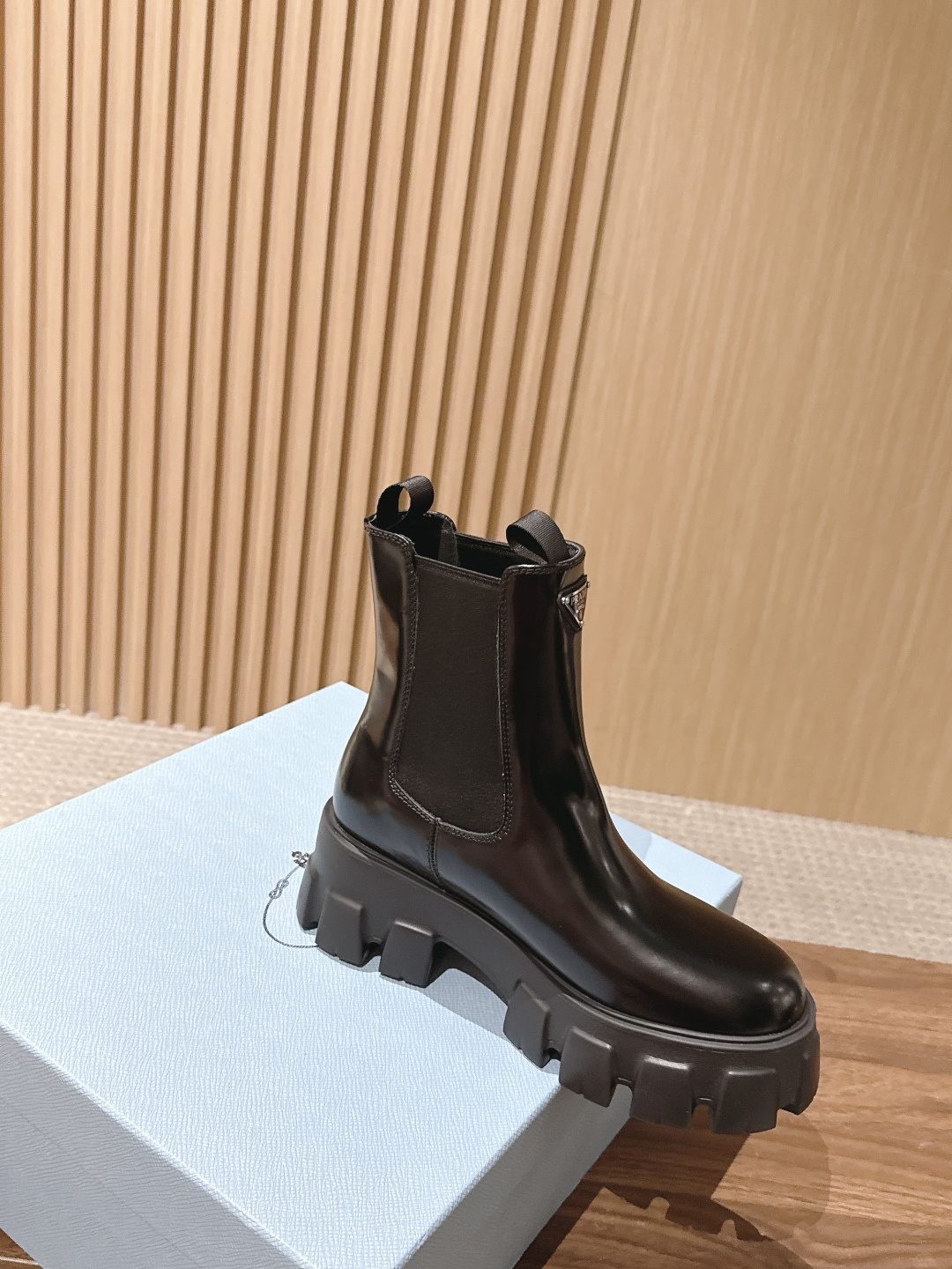 PRADA# 普拉达经典款三角标厚底靴 切尔西裸靴 这两年三角标系列产品可谓是风靡整个鞋圈 这款鞋真的是很耐看越看越喜欢