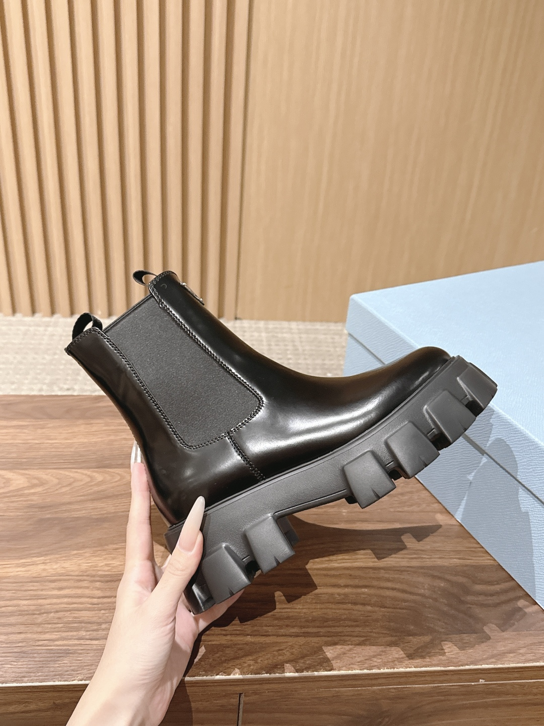 PRADA# 普拉达经典款三角标厚底靴 切尔西裸靴 这两年三角标系列产品可谓是风靡整个鞋圈 这款鞋真的是很耐看越看越喜欢