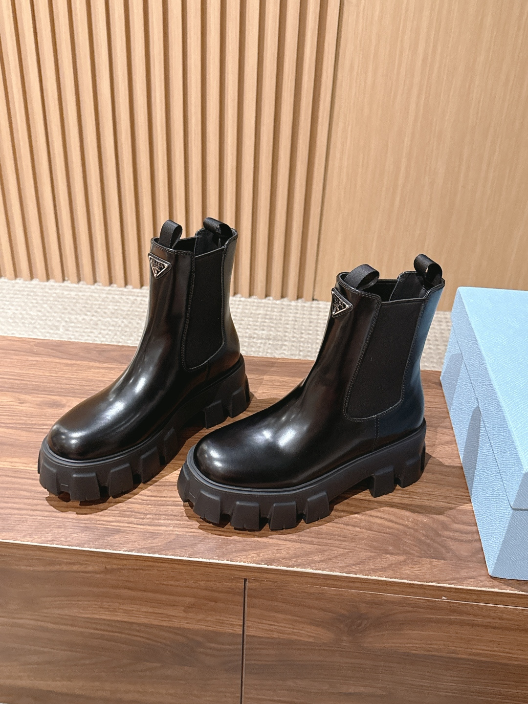 PRADA# 普拉达经典款三角标厚底靴 切尔西裸靴 这两年三角标系列产品可谓是风靡整个鞋圈 这款鞋真的是很耐看越看越喜欢