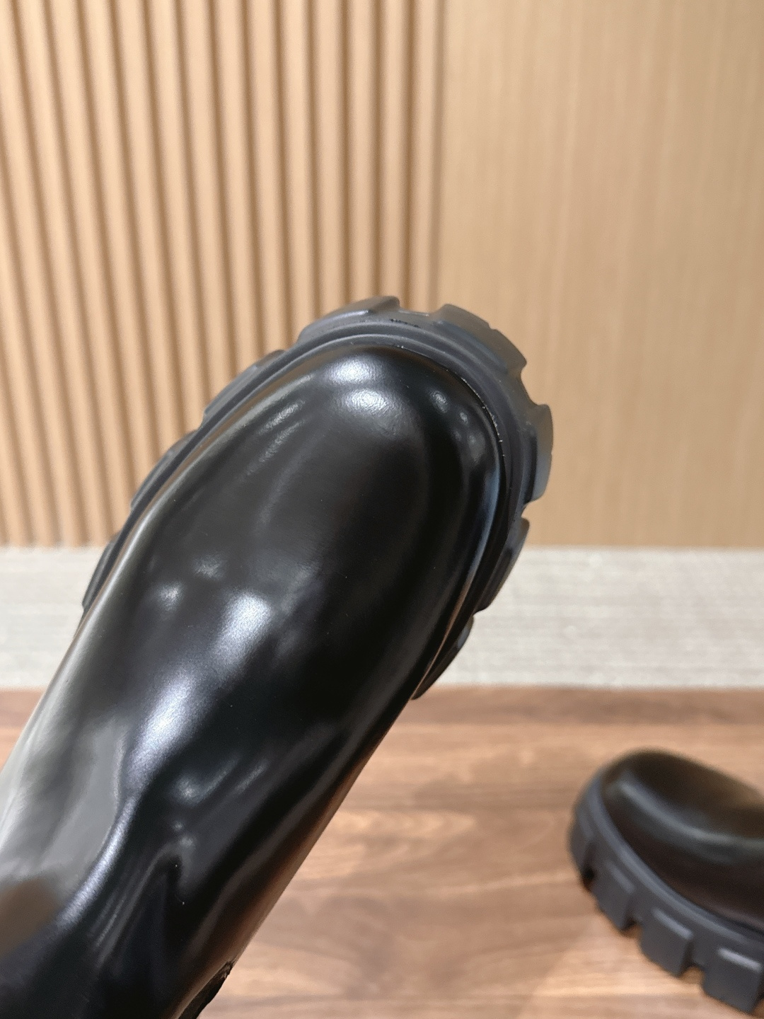PRADA# 普拉达经典款三角标厚底靴 切尔西裸靴 这两年三角标系列产品可谓是风靡整个鞋圈 这款鞋真的是很耐看越看越喜欢
