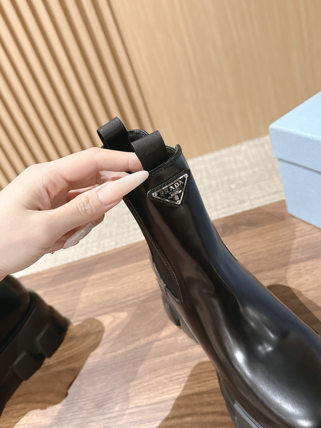 PRADA# 普拉达经典款三角标厚底靴 切尔西裸靴 这两年三角标系列产品可谓是风靡整个鞋圈 这款鞋真的是很耐看越看越喜欢