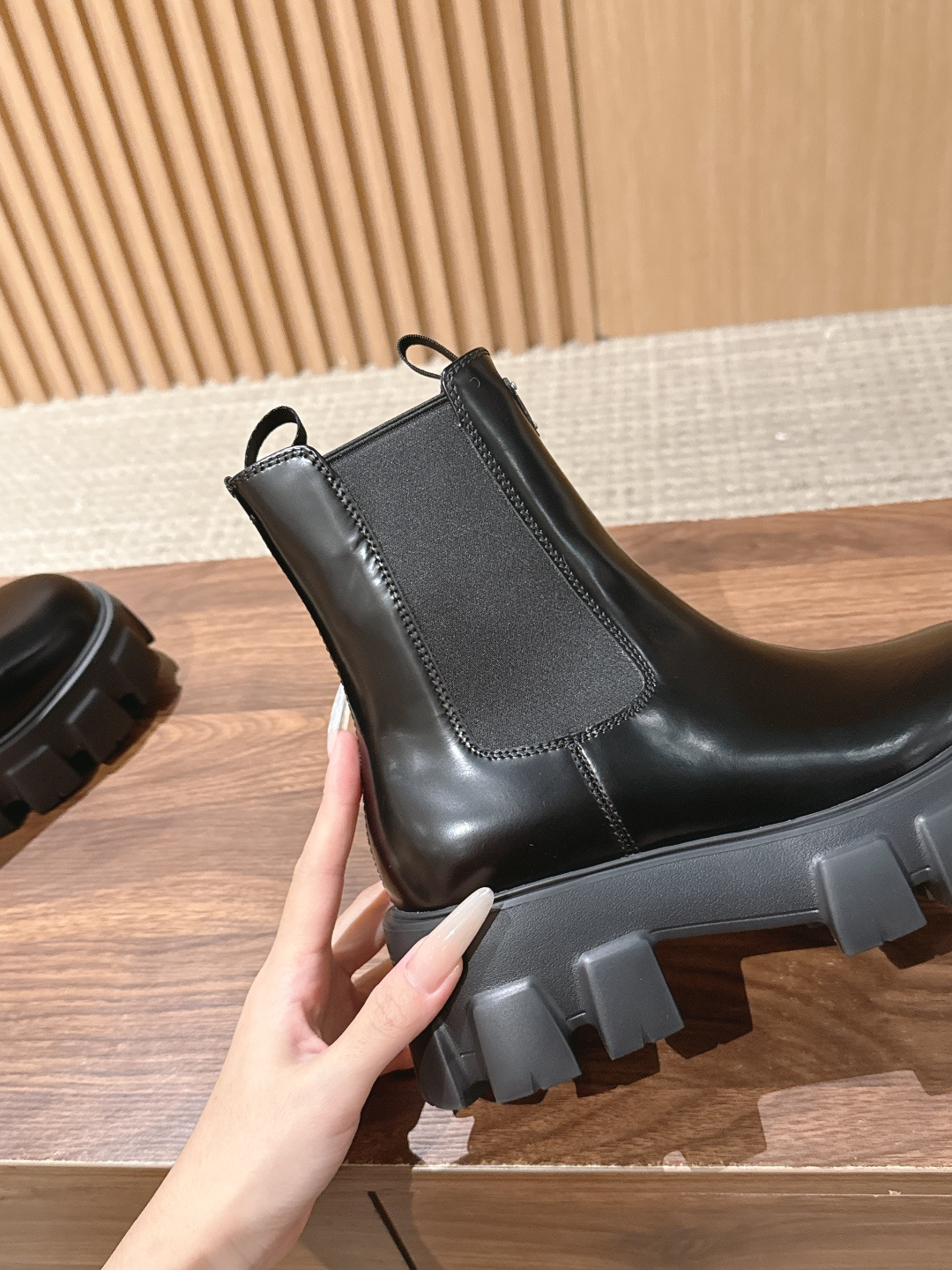 PRADA# 普拉达经典款三角标厚底靴 切尔西裸靴 这两年三角标系列产品可谓是风靡整个鞋圈 这款鞋真的是很耐看越看越喜欢