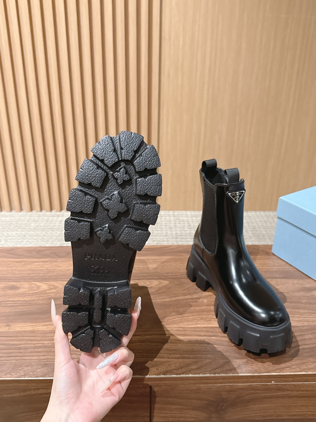 PRADA# 普拉达经典款三角标厚底靴 切尔西裸靴 这两年三角标系列产品可谓是风靡整个鞋圈 这款鞋真的是很耐看越看越喜欢