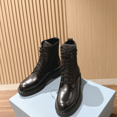 PRADA 普拉达经典款三角标烟管靴 切尔西裸靴 这两年三角标系列产品可谓是风靡整个鞋圈 这款鞋真的是很耐看越看越喜欢! PRADA 普拉达经典款三角标烟管靴 切尔西裸靴 这两年三角标系列产品可谓是风靡整个鞋圈 这款鞋真的是很耐看越看越喜欢!