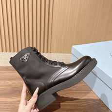 PRADA 普拉达经典款三角标烟管靴 切尔西裸靴 这两年三角标系列产品可谓是风靡整个鞋圈 这款鞋真的是很耐看越看越喜欢! PRADA 普拉达经典款三角标烟管靴 切尔西裸靴 这两年三角标系列产品可谓是风靡整个鞋圈 这款鞋真的是很耐看越看越喜欢!