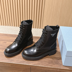 PRADA 普拉达经典款三角标烟管靴 切尔西裸靴 这两年三角标系列产品可谓是风靡整个鞋圈 这款鞋真的是很耐看越看越喜欢! PRADA 普拉达经典款三角标烟管靴 切尔西裸靴 这两年三角标系列产品可谓是风靡整个鞋圈 这款鞋真的是很耐看越看越喜欢!