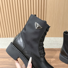 PRADA 普拉达经典款三角标烟管靴 切尔西裸靴 这两年三角标系列产品可谓是风靡整个鞋圈 这款鞋真的是很耐看越看越喜欢! PRADA 普拉达经典款三角标烟管靴 切尔西裸靴 这两年三角标系列产品可谓是风靡整个鞋圈 这款鞋真的是很耐看越看越喜欢!